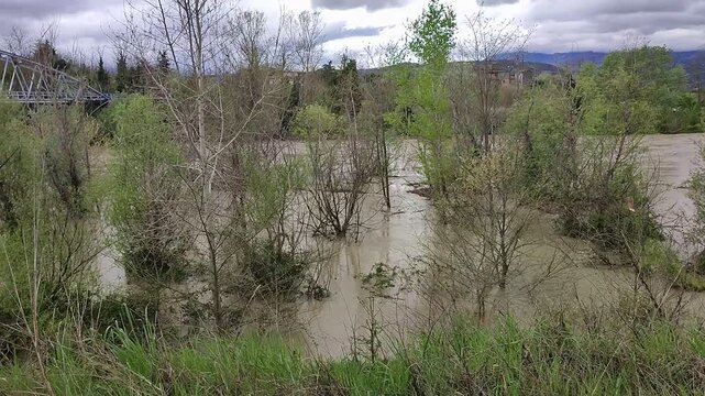 Benevento - Fiume Calore in piena in Via Grimoaldo Re