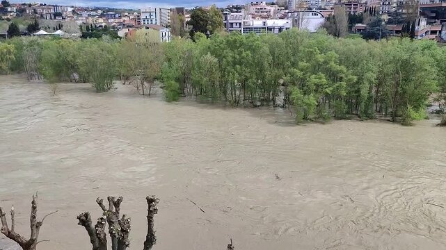 Benevento - Fiume Calore in piena in via Lungocalore