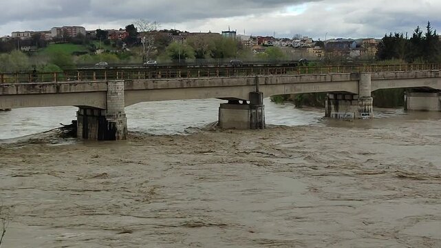 Benevento - Fiume Calore in piena sotto il ponte della ferrovia