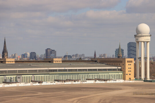 Berliner Architekturikone; Ehemaliger Flughafen Tempelhof, Blick &uuml;ber den Ostfl&uuml;gel mit Radarturm in Richtung Kreuzberg-Friedrichshain