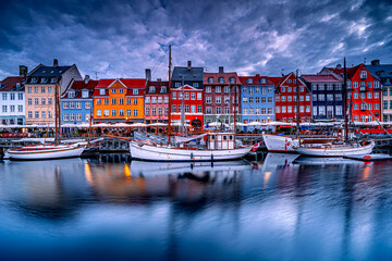 Obraz premium Colorful buildings of Nyhavn in Copenhagen at dawn with boats, Denmark