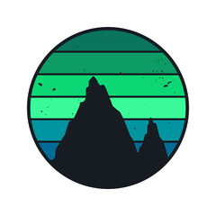 Obraz premium Grunge vintage sunset. Colorful striped sunrise badge in 80s and 90s style. Sun and ocean view, summer vibes, surfing. Design element for print, logo or t-shirt. Vector illustration