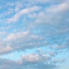 Obraz premium Soft white clouds on light blue sky background at daytime, beautiful fluffy cloudscape