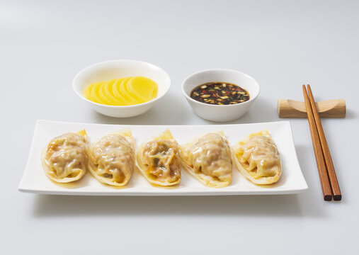 찐만두,김치만두,접시,단무지,양념간장,종지,나무젓가락
