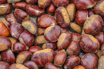 Obraz premium Fresh chestnuts in the farmer's market place, Stuttgart, Germany.