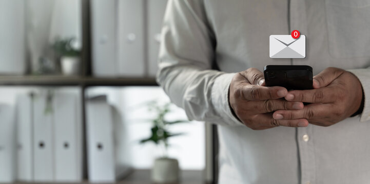 Inbox zero concept with a phone displaying a mail icon and zero alert badge, representing organized email management, notification control and productive communication for inbox copy space