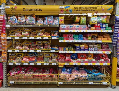 Coloridos paquetes de caramelos, dulces, golosinas y chicles en expositor de supermercado Supeco de Madrid, Espa&ntilde;a, 26 de febrero de 2026