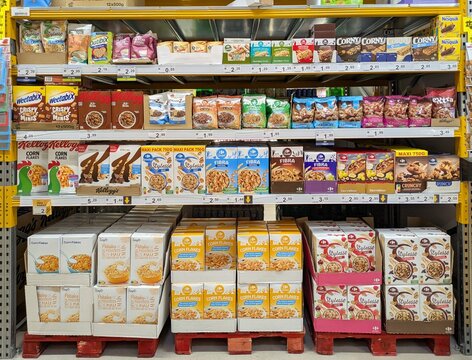 Coloridos paquetes de cart&oacute;n de copos de ma&iacute;z y avena en estanter&iacute;a de supermercado Supeco de Madrid, Espa&ntilde;a, 26 de febrero de 2026