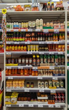 Coloridas botellas de salsas y condimentos en estanter&iacute;a de supermercado Supeco de Madrid, Espa&ntilde;a, 26 de febrero de 2026