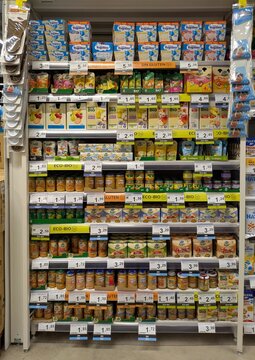 Coloridos envases y tarros de zumo y papillas para beb&eacute;s en estantes de supermercado Supeco de Madrid, Espa&ntilde;a, 26 de febrero de 2026