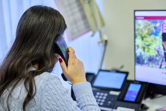Mitarbeiterin am Telefon im B&uuml;ro &ndash; Kundensupport und Service.