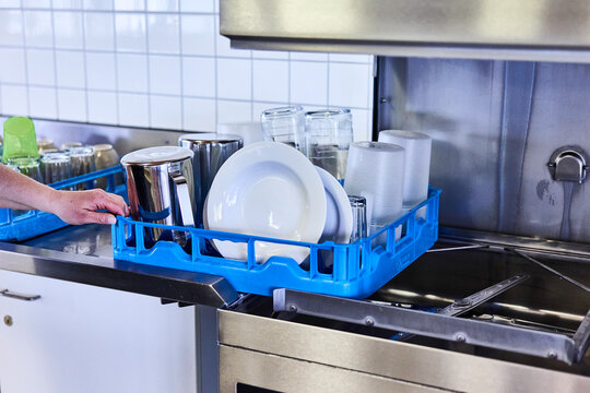 Professionelles Geschirrsp&uuml;len in einer Gro&szlig;k&uuml;che oder Kantine.
