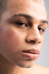 Obraz premium Stylish man with captivating expression showcasing modern fashion and individuality