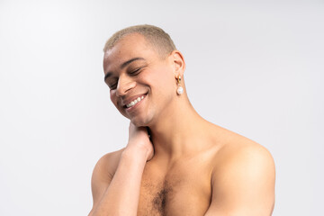 Naklejka premium Handsome stylish man radiates confidence with a blissful smile and trendy earrings