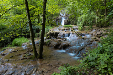 Obraz premium La cascade des Tufs est une cascade de la Cuisance, remarquable par ses massifs de tufs, située sur la commune des Planches-près-Arbois dans le Jura.