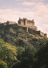Obraz premium Historic castle atop rocky hill.