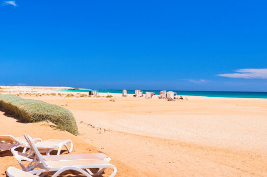 Boa Vista, Cabo Verde &Aacute;frica: - 22 de marzo de 2026: Praia Lacacao in Boa Vista, Capo Verde is a stunning beach with crystal clear waters and white sand. This was on a hot sunny afternoon.  Hot day.