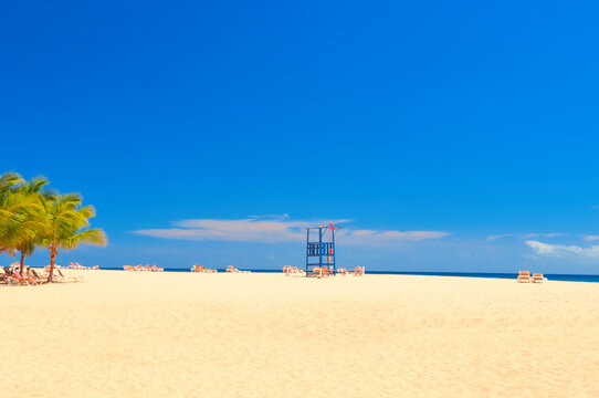 Boa Vista, Cabo Verde &Aacute;frica: - 22 de marzo de 2026: Praia Lacacao in Boa Vista, Capo Verde is a stunning beach with crystal clear waters and white sand. This was on a hot sunny afternoon.  Hot day.