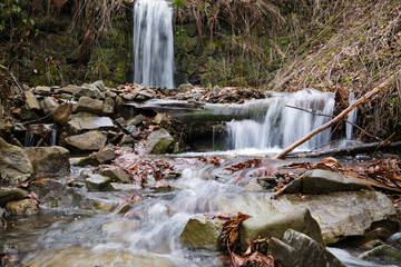 Wodospad na górskim strumieniu w wiosennym lesie © kubikactive