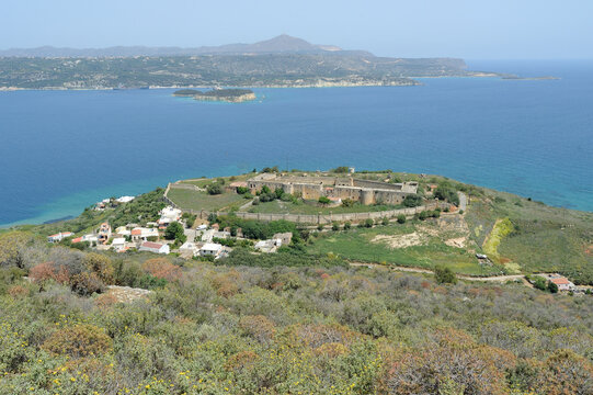 La forteresse d'Itzeddin et la rade vues depuis le ch&acirc;teau d'Aptera &agrave; Souda pr&egrave;s de La Can&eacute;e en Cr&egrave;te
