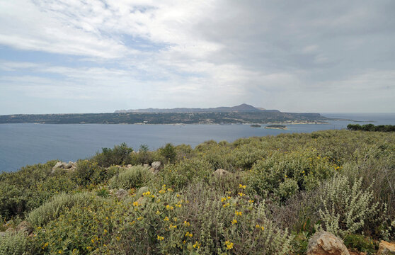 La rade vue depuis la porte principale de la cit&eacute; antique d'Aptera &agrave; Souda pr&egrave;s de La Can&eacute;e en Cr&egrave;te