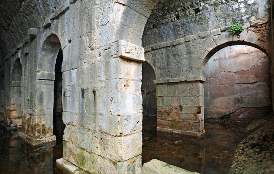 La citerne &agrave; trois nefs d'Aptera &agrave; Souda pr&egrave;s de La Can&eacute;e en Cr&egrave;te