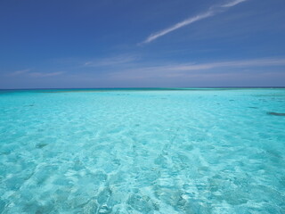 Fototapeta premium tropical beach with blue sky