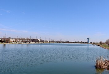 Naklejka premium A beautiful lake in the countryside on a sunny day.