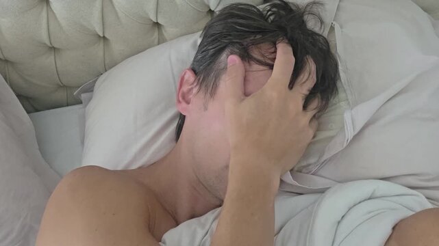 homem acordando com insonia e sono 