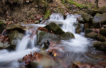 Wodospad na górskim strumieniu w wiosennym lesie © kubikactive