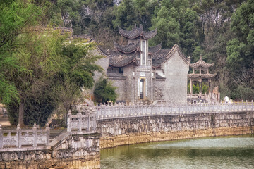 Naklejka premium Xiangyin, China - March 10, 2023: Panoramic view of Liuzhuang, the former residence of Zuo Zongtang, with traditional pavilions and stone bridges by the lake in Hunan.