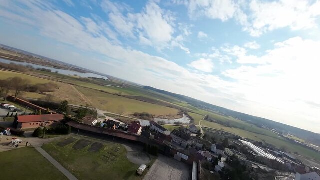 Gniew - Polska - zamek w Gniewie nagrany dronem fpv, stare miasto, rynek, kamienice