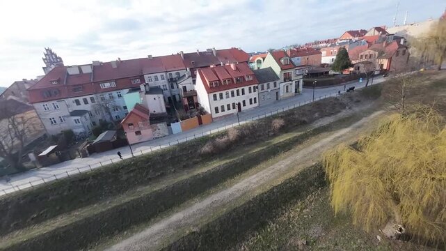 Gniew - Polska - zamek w Gniewie nagrany dronem fpv, stare miasto, rynek, kamienice