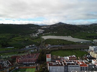 Arucas - Gran Canaria - Wyspy Kanaryjskie - Hiszpania - miasto w górach z piękną katedra, zdjęcie wykonane dronem z powietrza © Konrad