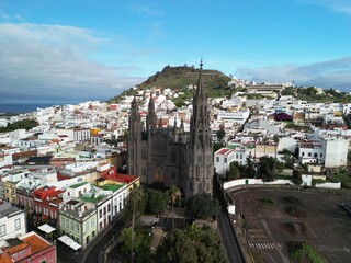 Arucas - Gran Canaria - Wyspy Kanaryjskie - Hiszpania - miasto w górach z piękną katedra, zdjęcie wykonane dronem z powietrza © Konrad