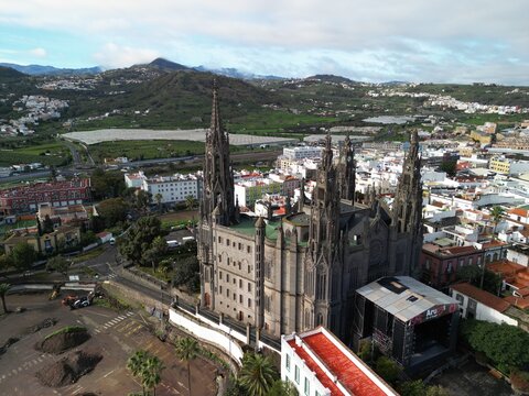 Arucas - Gran Canaria - Wyspy Kanaryjskie - Hiszpania - miasto w g&oacute;rach z piękną katedra, zdjęcie wykonane dronem z powietrza