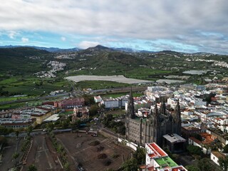 Arucas - Gran Canaria - Wyspy Kanaryjskie - Hiszpania - miasto w górach z piękną katedra, zdjęcie wykonane dronem z powietrza © Konrad