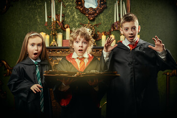 Obraz premium Spellbook Surprise Moment