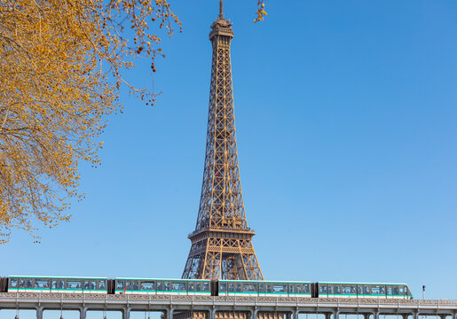 Le m&eacute;tro de Paris qui passe devant la tour Eiffel
