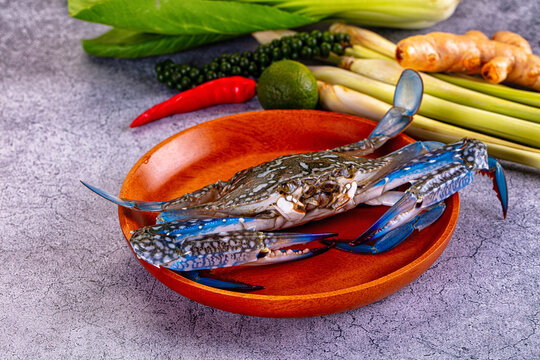 Raw wild blue crabs for cooking
