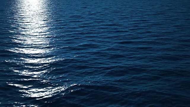 animazione 3d della superficie di un mare calmo, di giorno, dalle tonalit&agrave; di blu scuro