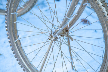 Obraz premium Close up of a frozen bicycle wheel covered in frost The Concept of Winter