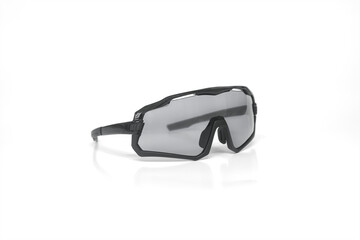 Óculos de sol esportivo preto para ciclismo. Imagem isolada com fundo transparente e a sombra preservada, ideal para exibir os designs de lentes ou armações nas lojas virtuais de artigos esportivos.