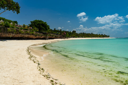 Tanzania, Zanzibar, Kendwa - 5 December 2025 - The natural beauty of the Zanzibar coast with its shady cliffside