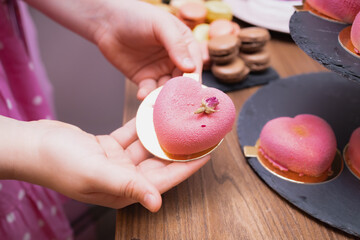 Babeczki w kształcie serca - baby shower © Tadeusz