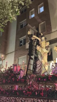 Cristo en la cruz en paso de semana santa 