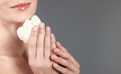Naklejka premium Woman with beautiful manicured hands and tulip flower on light grey background, closeup. Space for text