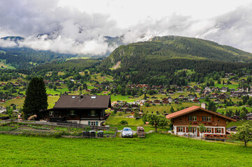 Fototapeta premium Panoramic view of Grindelwald village houses on the hillside 