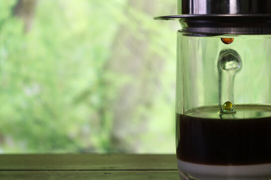 グリーン背景のガラスコップにいれたベトナムコーヒー