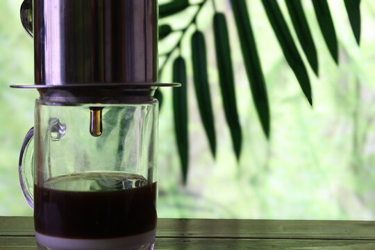 グリーン背景のガラスコップにいれたベトナムコーヒー